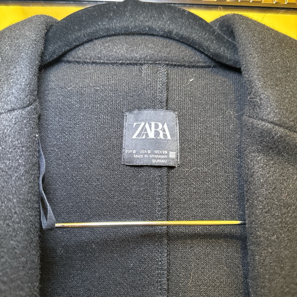 Zara Women's Elegant Black Trench Coat - Picture 2 of 3
